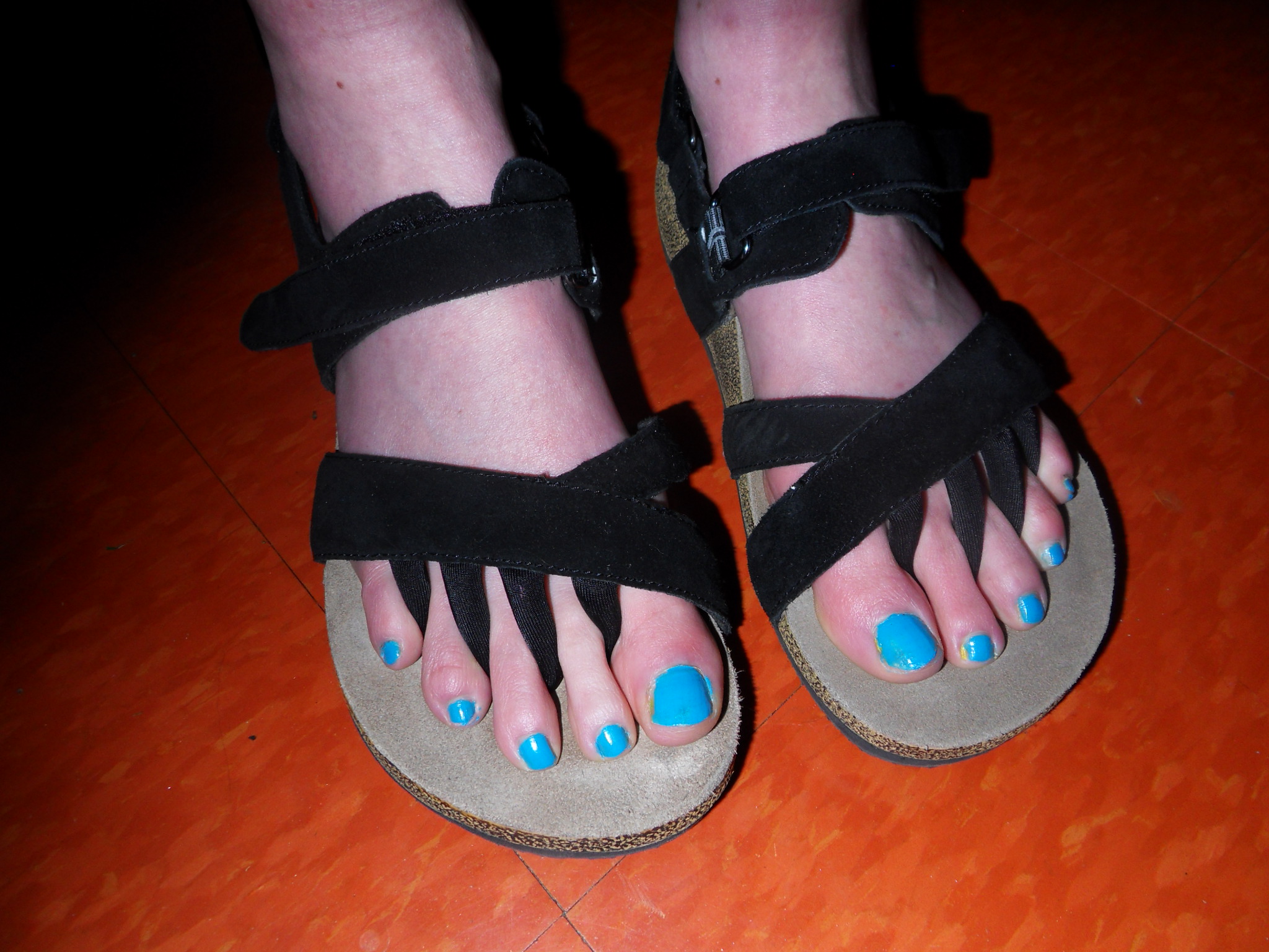 flip flops with toes